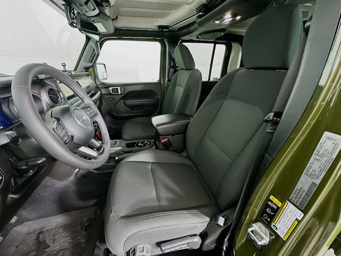 Used 2023 Jeep Gladiator Willys image 13