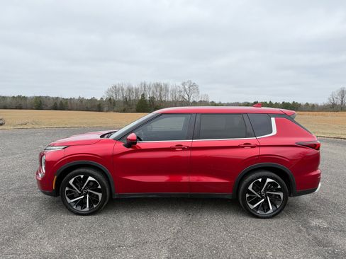 Used 2022 Mitsubishi Outlander SE image 2