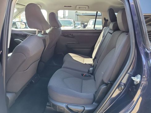 Used 2024 Toyota Highlander LE FWD image 18