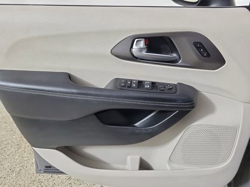 Used 2023 Chrysler Pacifica Touring-L FWD image 21