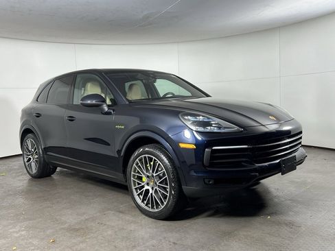 Certified 2022 Porsche Cayenne Platinum Edition w/ Premium Package Plus image 9