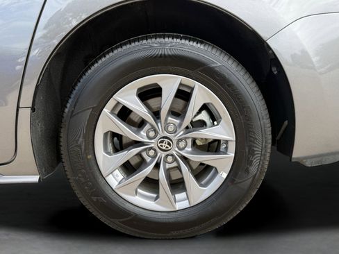 Used 2024 Toyota Sienna LE image 11