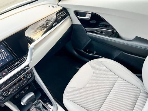 Used 2020 Kia Niro LXS image 35