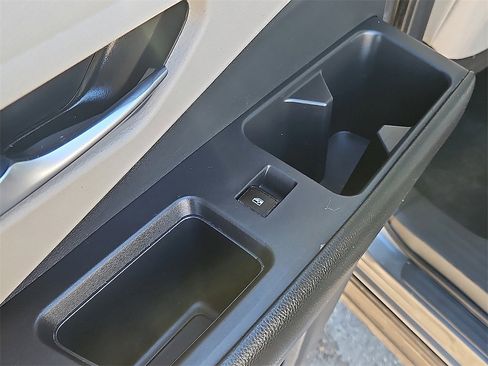 Used 2022 Nissan Pathfinder SV image 17