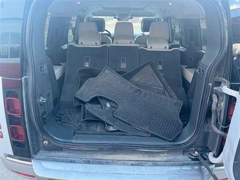 Used 2023 Land Rover Defender 130 SE image 28