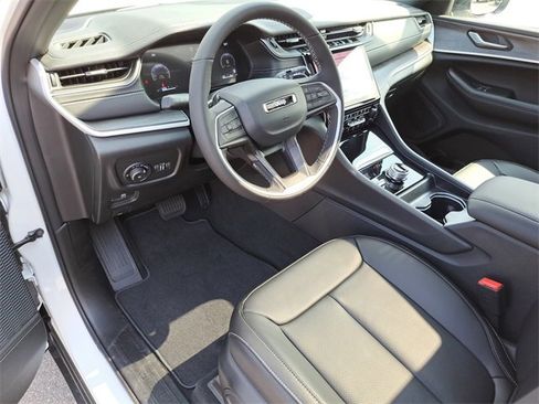 New 2025 Jeep Grand Cherokee Limited w/ Luxury Tech Group II image 16