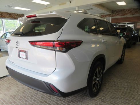 Used 2023 Toyota Highlander XLE FWD image 4