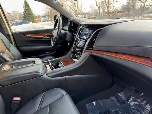 Used 2015 Cadillac Escalade Premium image 34