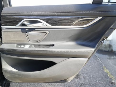 Used 2019 BMW 750i xDrive image 38