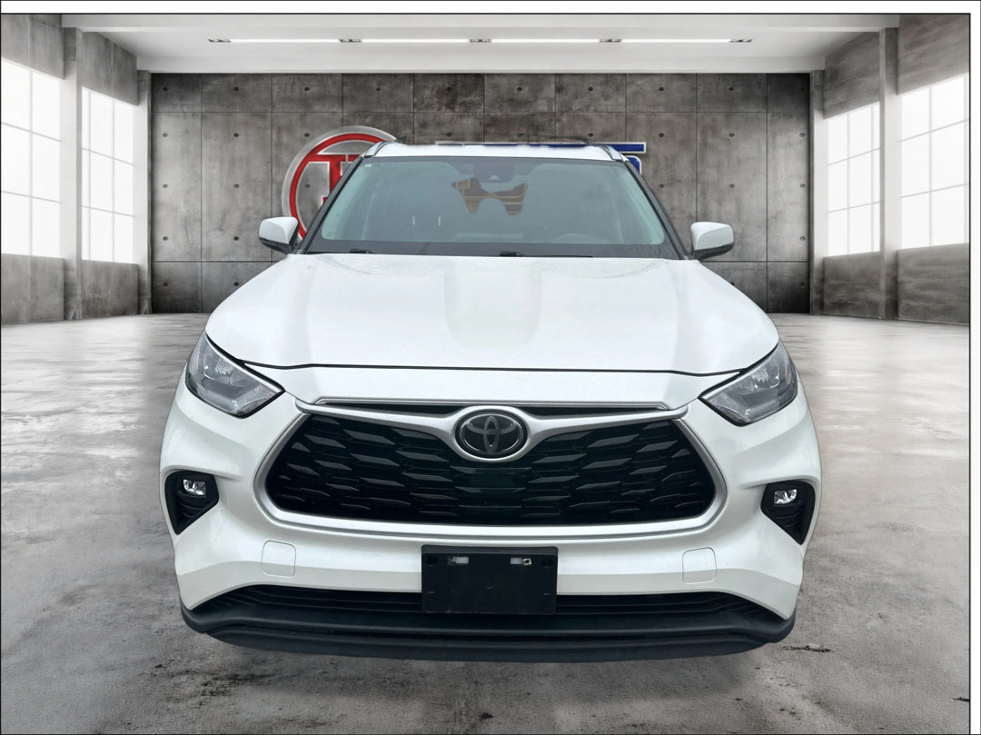 Used 2020 Toyota Highlander XLE AWD/4WD image 2