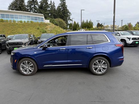 Used 2025 Cadillac XT6 Premium Luxury AWD/4WD image 2