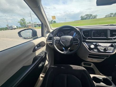 Used 2023 Chrysler Voyager LX FWD image 13