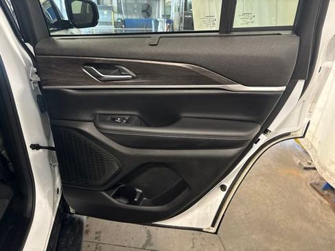 Used 2023 Jeep Grand Cherokee Limited w/ Luxury Tech Group II AWD/4WD image 49