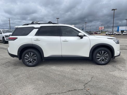 Used 2024 Nissan Pathfinder SV FWD image 3