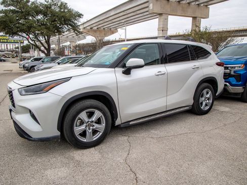 Used 2021 Toyota Highlander LE image 3