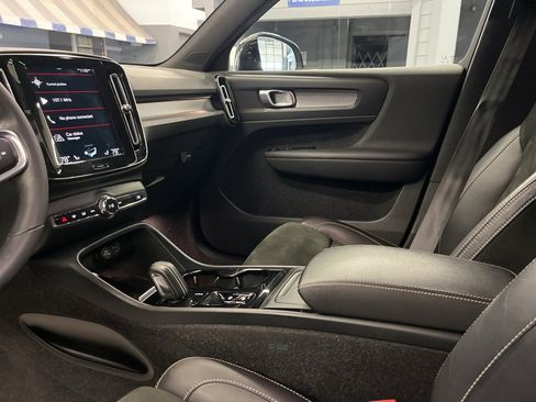 Used 2022 Volvo XC40 T5 R-Design w/ Advanced Package image 13