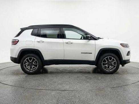 Used 2025 Jeep Compass Trailhawk image 5