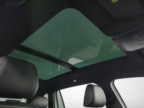 Used 2022 Volkswagen Tiguan SE R-Line image 19