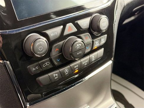 Used 2022 Jeep Grand Cherokee Limited image 15
