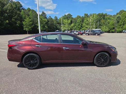 Used 2025 Nissan Altima 2.5 SV w/ SV Special Edition Package AWD/4WD image 2
