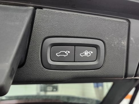 Used 2024 Volvo XC60 B5 Plus image 23