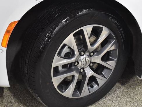 Used 2022 Chrysler Pacifica Pinnacle image 11