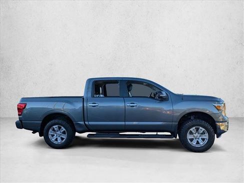 Used 2018 Nissan Titan SV w/ SV Convenience Package image 4