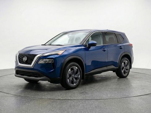 Used 2025 Nissan Rogue SV image 3