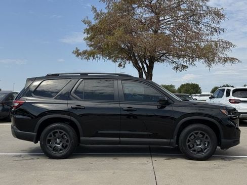 Used 2025 Honda Pilot TrailSport image 3