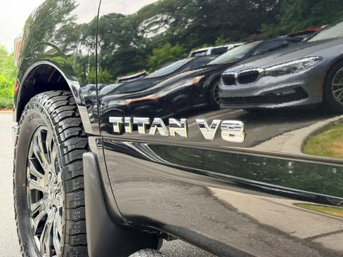 Used 2019 Nissan Titan SV w/ SV Convenience Package RWD image 14