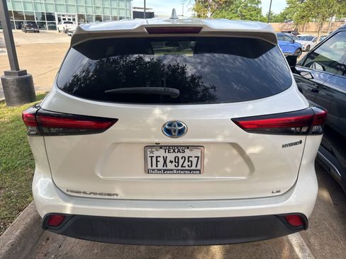 Used 2021 Toyota Highlander LE FWD image 5