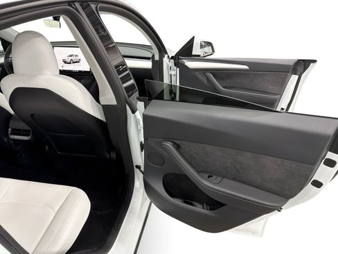 Certified 2023 Tesla Model Y AWD image 12