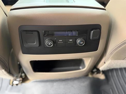 Used 2018 Chevrolet Suburban LT RWD image 29