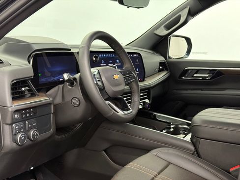 Used 2025 Chevrolet Suburban High Country AWD/4WD image 18