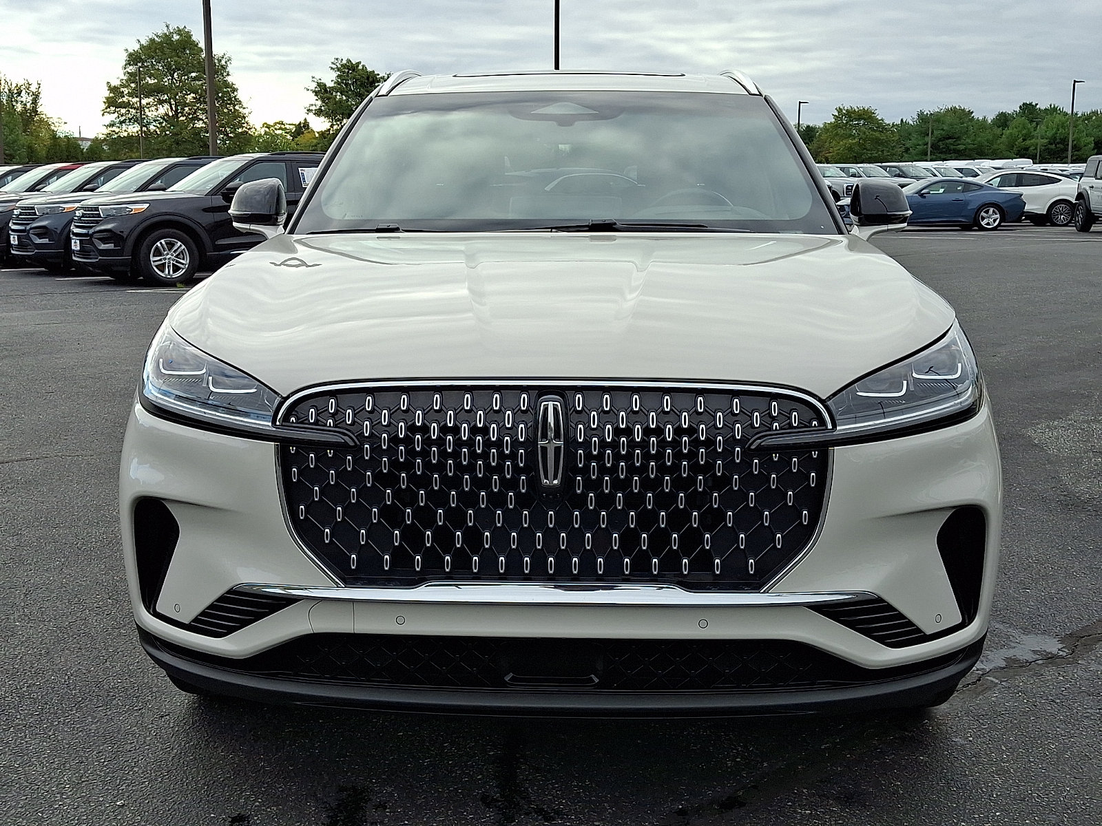 Used 2025 Lincoln Aviator Reserve w/ Equipment Group 201A AWD/4WD image 2