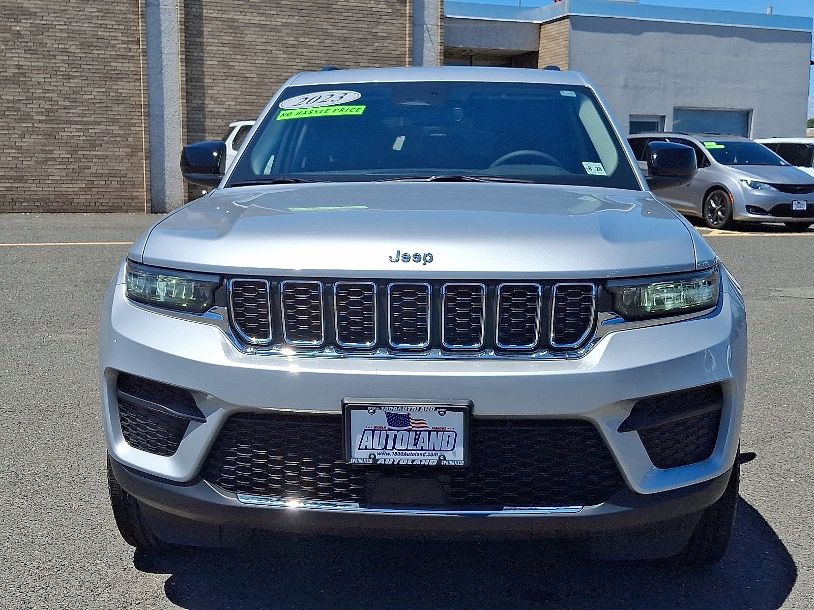 Used 2023 Jeep Grand Cherokee Laredo w/ Luxury Tech Group I AWD/4WD image 2