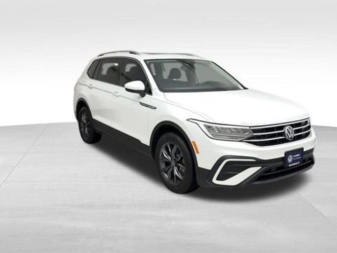 Certified 2022 Volkswagen Tiguan SE w/ Panoramic Sunroof Package image 9