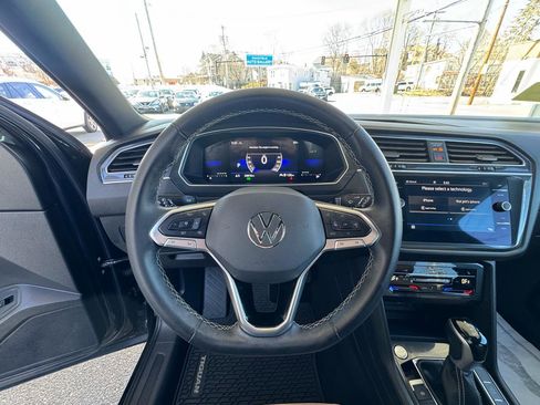 Used 2024 Volkswagen Tiguan SE image 16