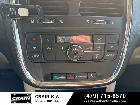 Used 2016 Chrysler Town & Country Touring image 23