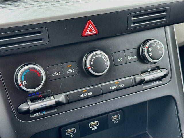 Used 2024 Kia Carnival LX FWD image 15