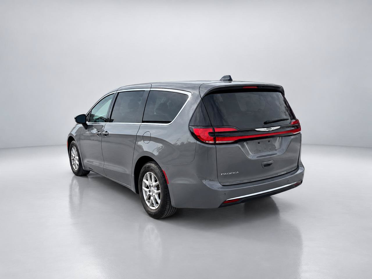 Used 2025 Chrysler Pacifica Select FWD image 3