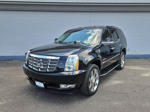 Used 2014 Cadillac Escalade Luxury RWD image 1