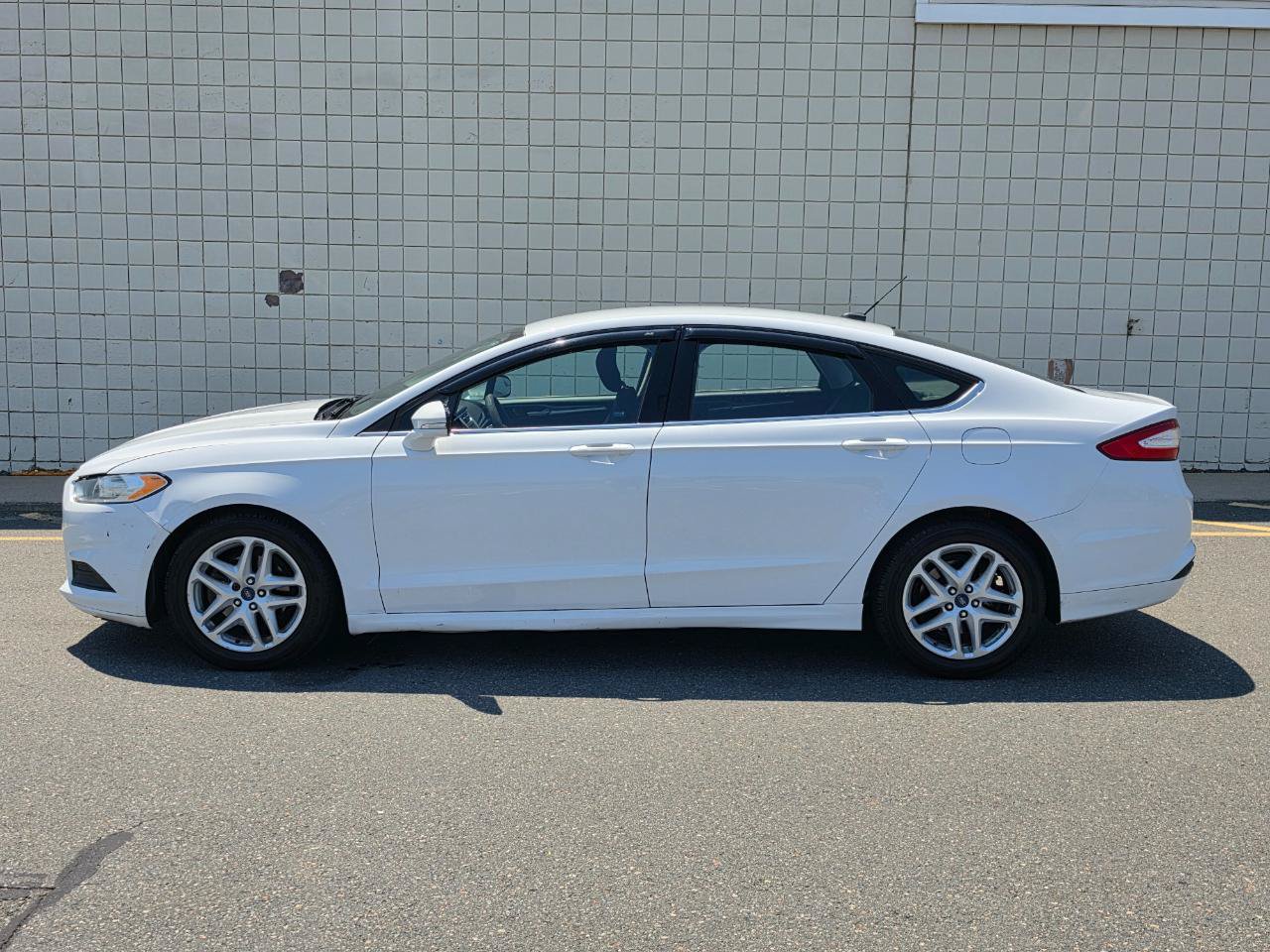 Used 2015 Ford Fusion SE FWD image 4