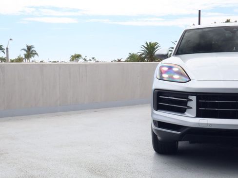 Certified 2025 Porsche Cayenne AWD/4WD image 12
