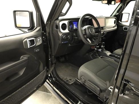 Used 2024 Jeep Wrangler Unlimited image 9