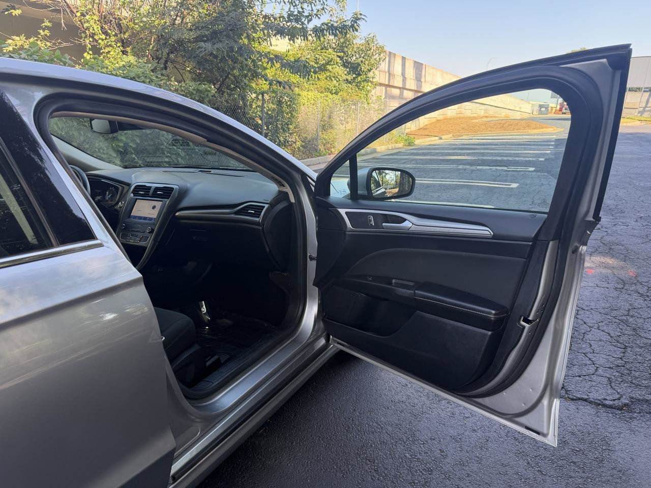 Used 2020 Ford Fusion SE FWD image 16