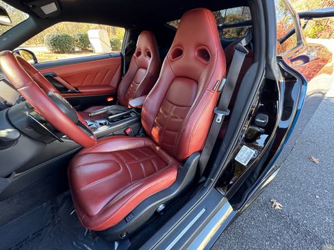 Used 2024 Nissan GT-R Premium w/ Premium Interior Package image 38