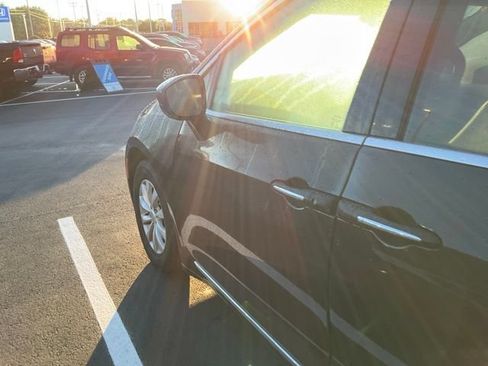 Used 2018 Chrysler Pacifica Touring-L Plus FWD image 9