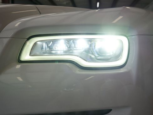 Used 2017 Rolls-Royce Dawn image 34