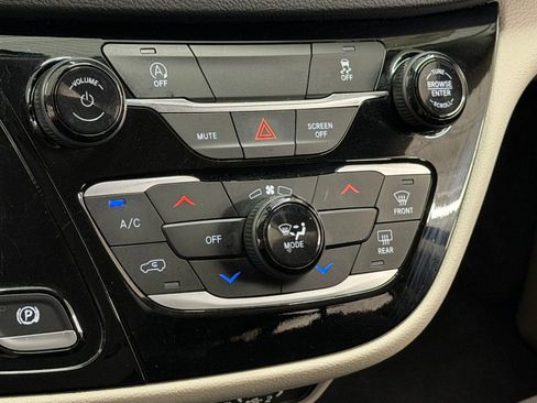 Used 2022 Chrysler Voyager LX FWD image 17